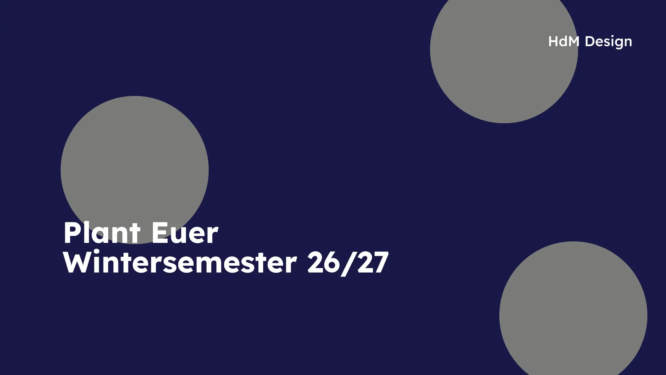 Visual mit dunkelblauem Hintergrund, drei grauen Kreisen und dem Text „Plant euer Wintersemester 26/27“. Oben rechts steht das Logo „HdM Design“, was die Studiengänge Bachelor Integriertes Produktdesign und den Master Digital Design umfasst.  